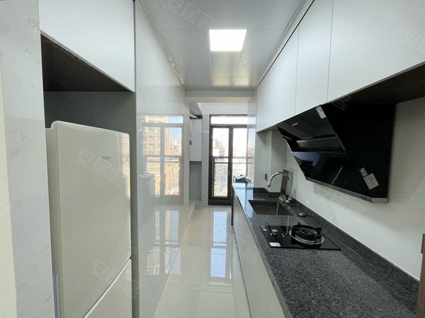 汕头金平金湖路深源金紫名邦金紫名邦花园二期中间楼层44平1房1全新