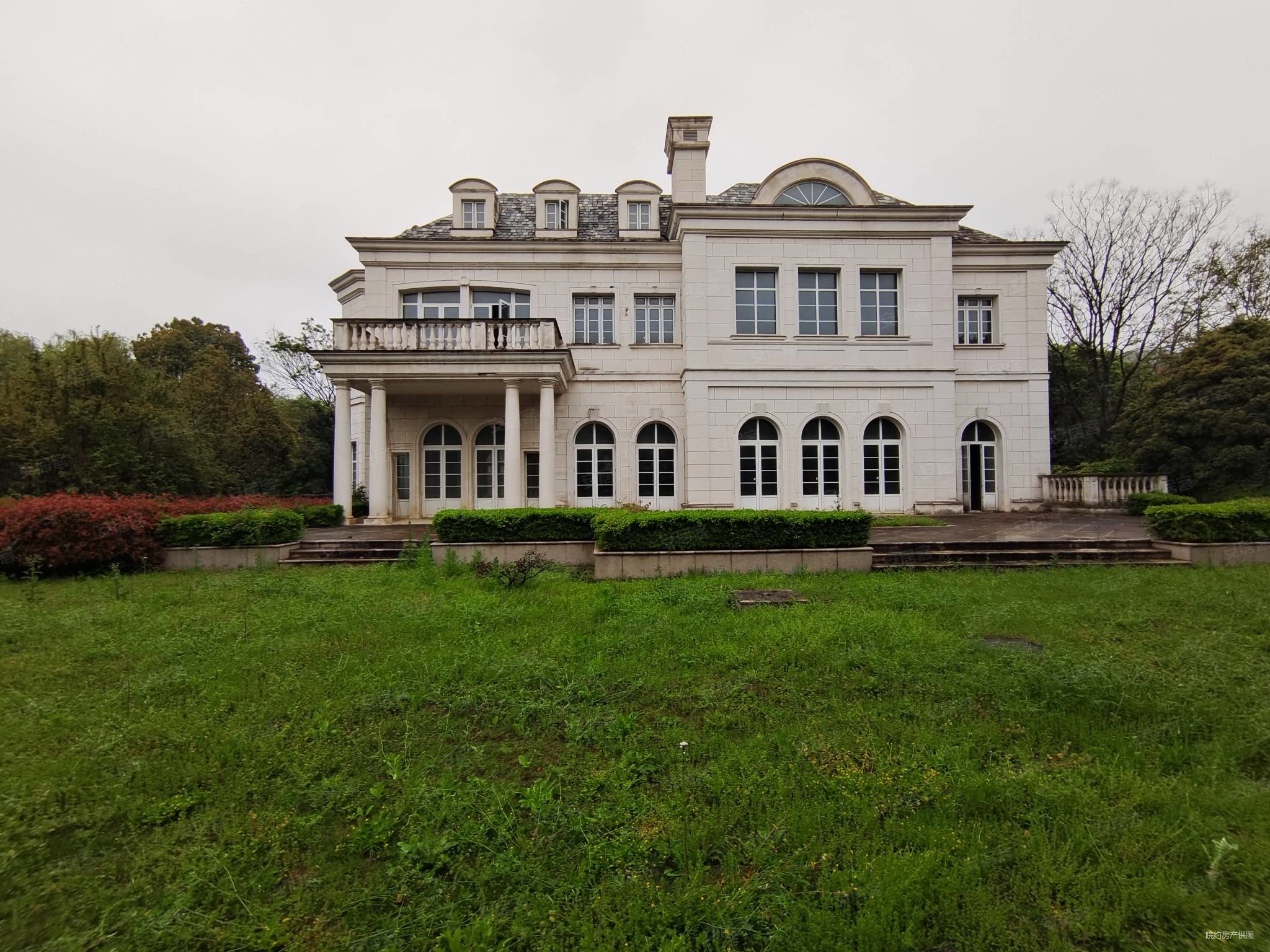 世茂佘山庄园(二期)7室3厅7卫1218㎡南北8500万