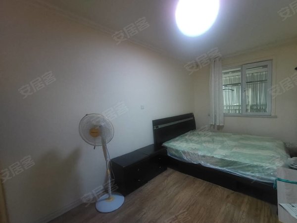 日照东港新市区京泰盘龙湾天宁体育公园,保利广场附近,自住标准精装。自用家具家电租出租房源真实图片