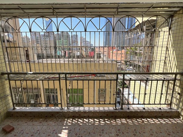 深圳龙华民治南景新村民治地铁站600米南景新村电梯大三房二厅带阳台