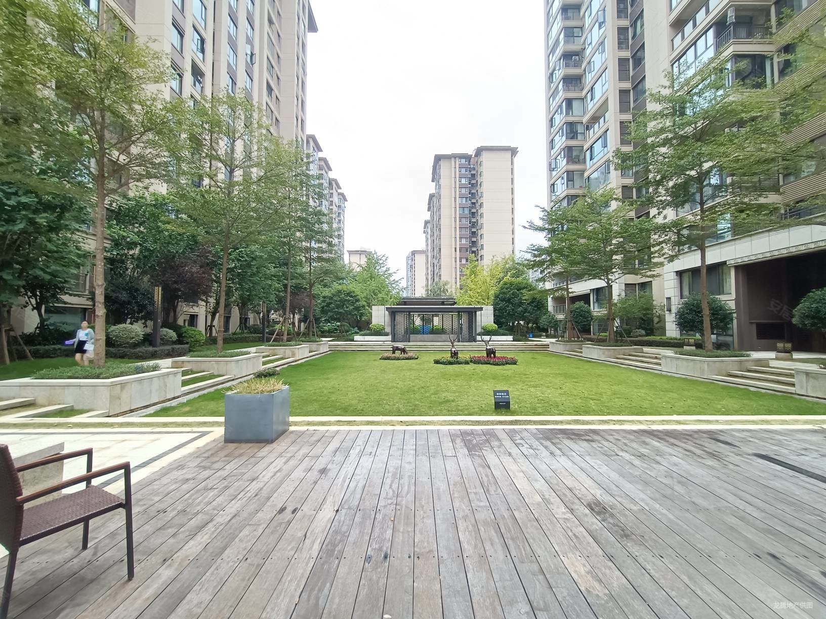 板楼南北通透三阳台赠送大 居住舒适视野美丽 金科天宸