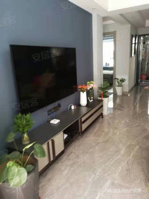 东郡华府靠近玫瑰园绿地东边小区环境优雅安静祥和适合人居