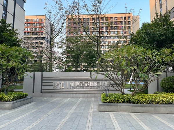 广州花都镜湖大道绿地空港国际中心地铁口旁 租金1400元 绿地空港