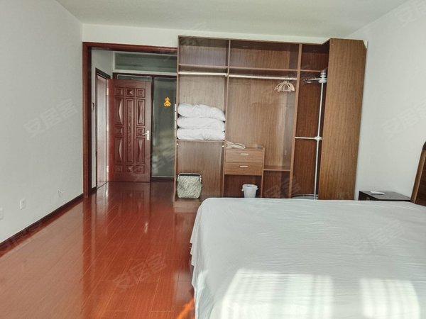 青岛市南江西路金华公寓金华公寓套三双厅双卫中间楼层非常好拎包入住