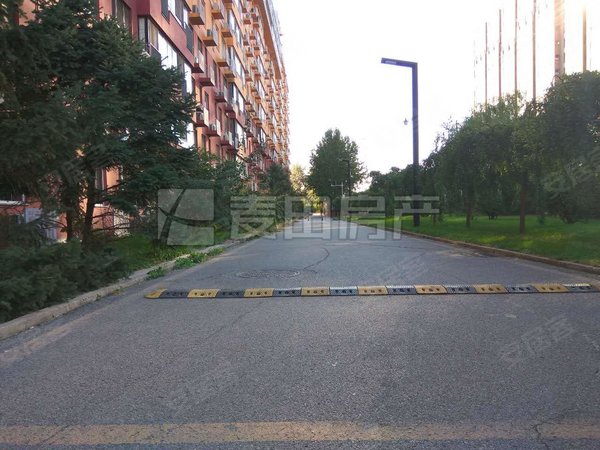 北京海淀定慧寺北京印象四环内地铁6号线 出门家乐福 小区人车分流