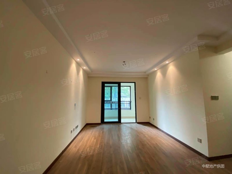 天鹅湖moma二期 交通便捷 刚需小三居 正规商品房 近医院