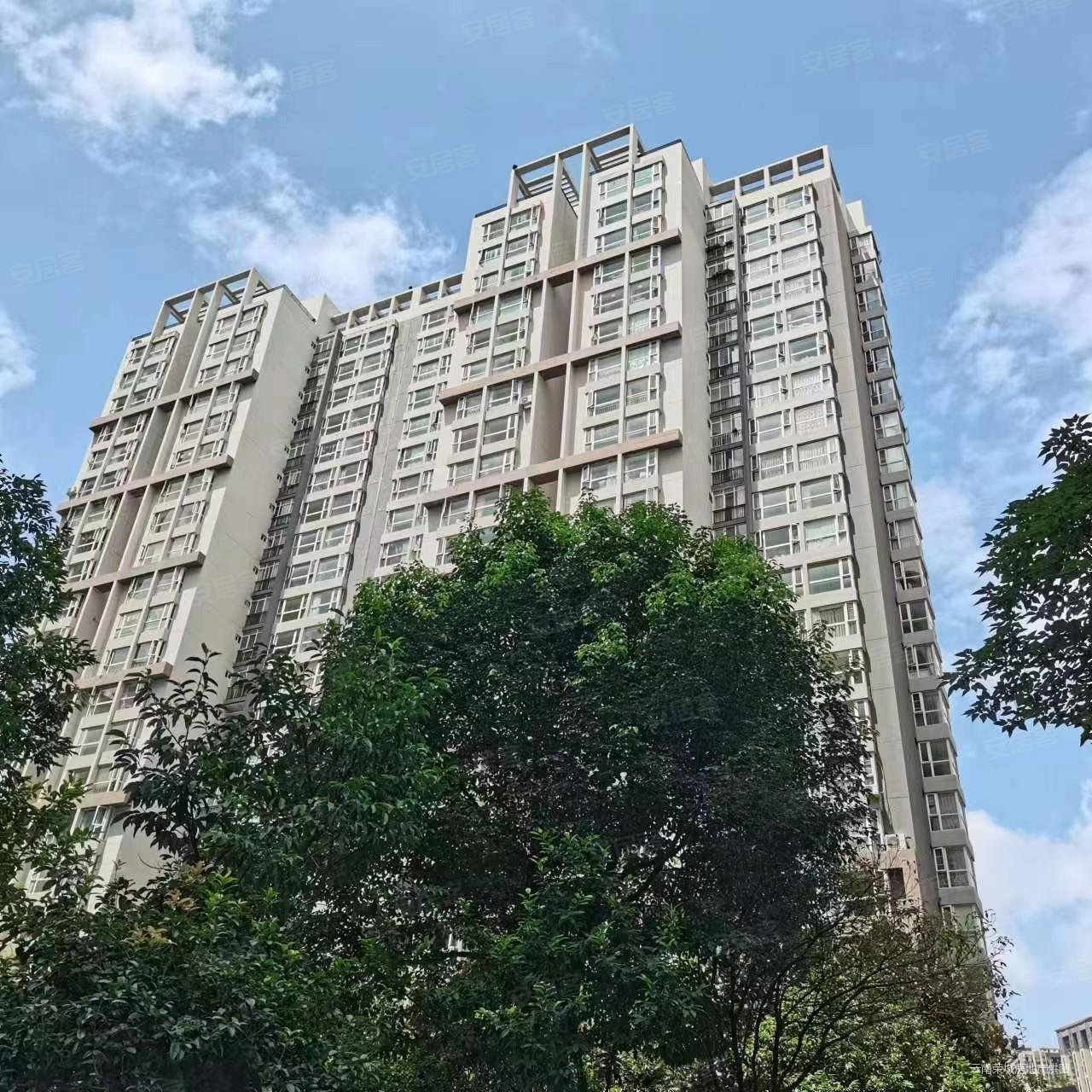 金江小区总高18楼中间楼层地铁口大三房135万急售