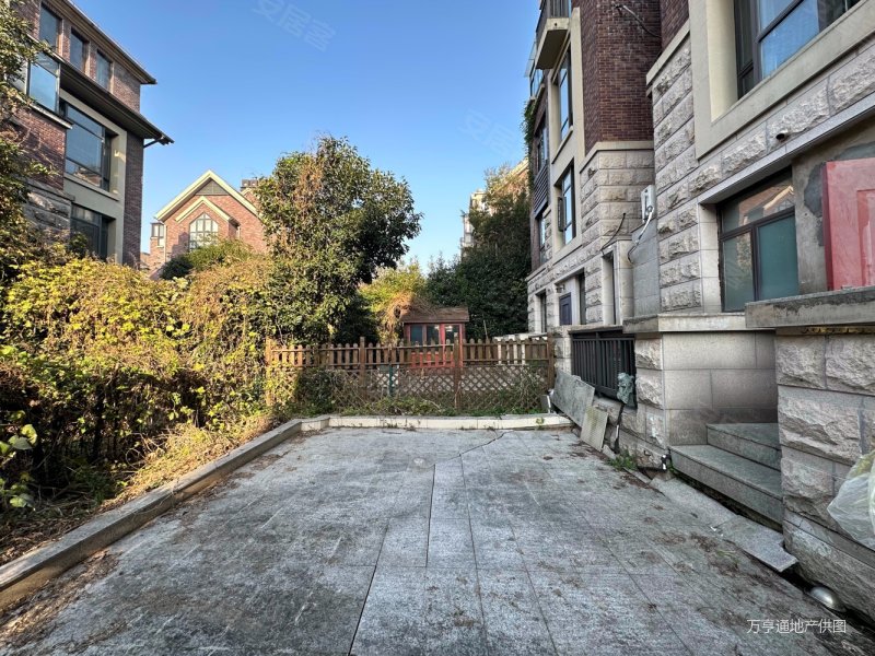 别墅下叠,下沉式60平花园和60平露台,送卷帘门车库,宝华海湾城二手房