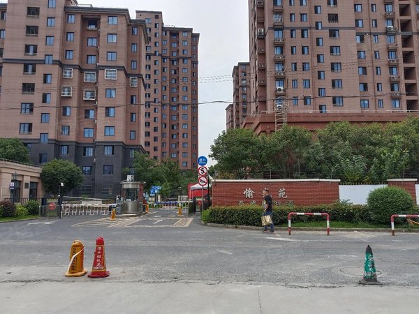 上海松江松江工业区愉光苑松东路美食街旁边,电梯房