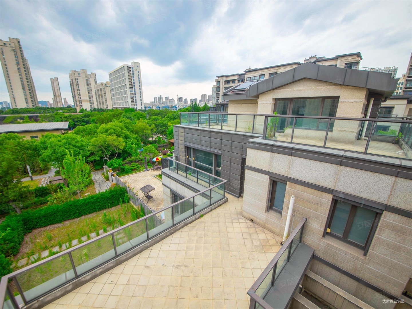 富力a区独栋别墅上下共6层露台院子都有随时看房