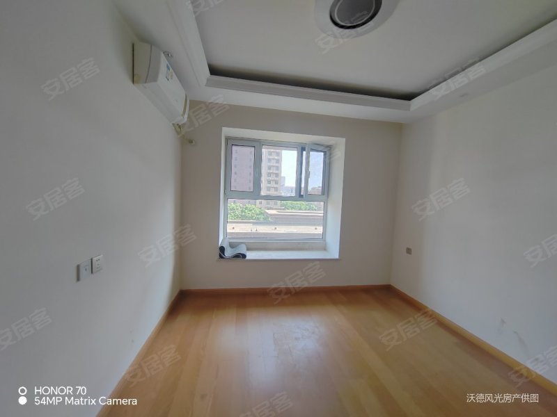 富力城三居精装修满二 可按揭