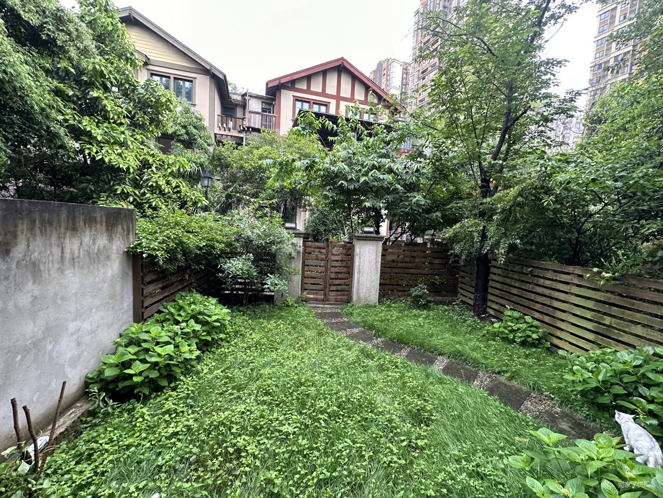 好房子 鸳鸯橡树澜湾出来一套现代简约风联排别墅 带电梯!