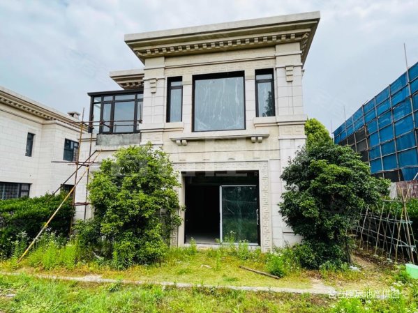 金科一期独栋别墅可以做篮球场的大花园视野开阔土建已好