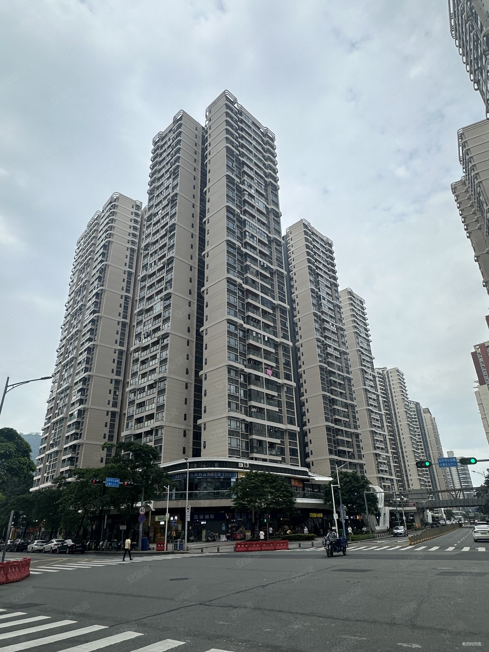 精装修,赠送全屋家私电器99新,急卖,看房随时方,佳兆业悦海花园二手房