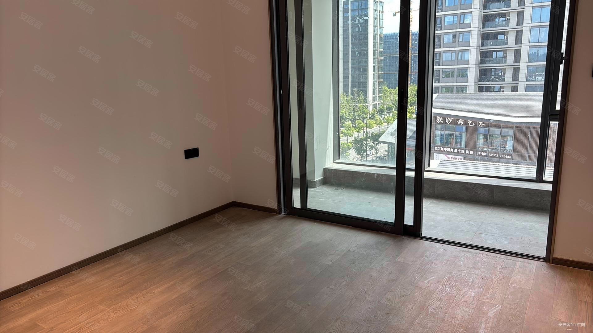 揽月臻翠府(商住楼)5室2厅4卫311.64㎡南590万