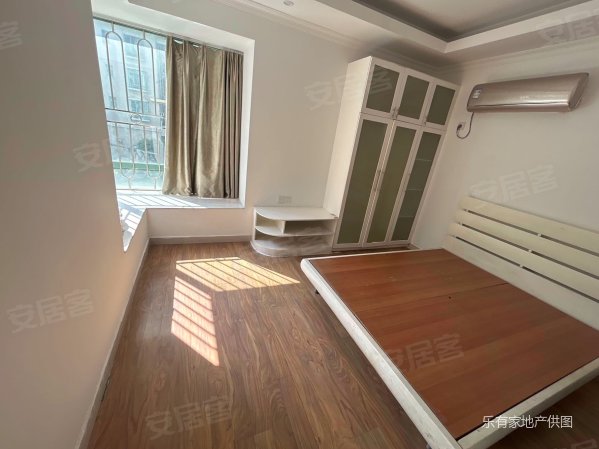 金海丽名居3室2厅2卫96㎡南北520万