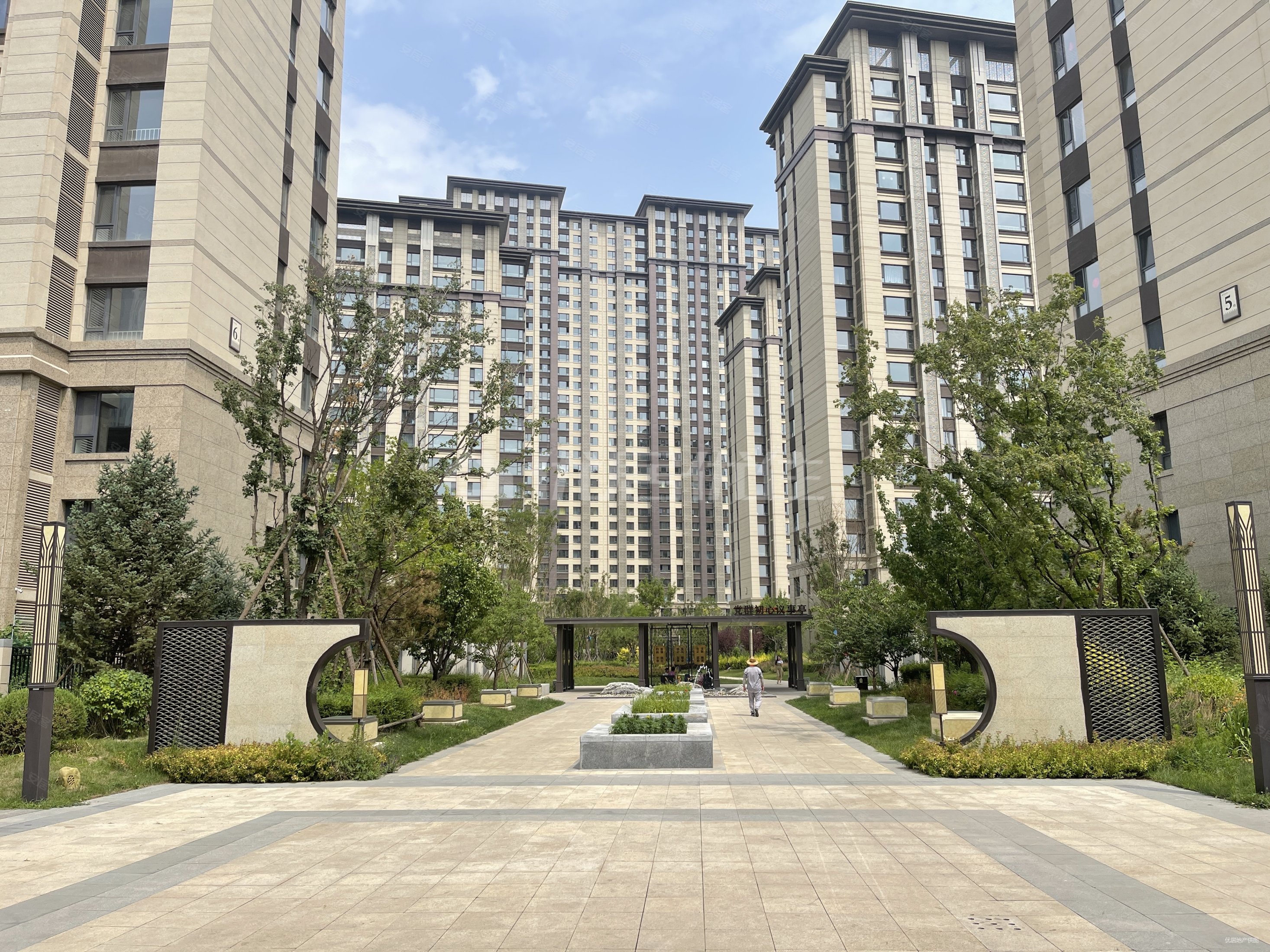 东河御府南区电梯中层三室两厅两卫毛坯房