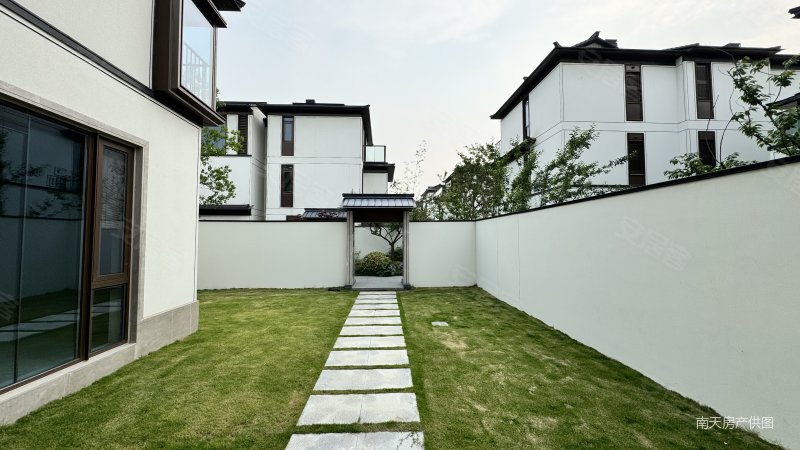 北区合院 位置较好花园较大 南入户 南北大花园 北边临河,宜和东方园