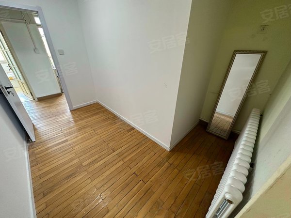 大连中山华乐广场华乐小区南向主卧精装修合租 交通便利 有厨房 可短