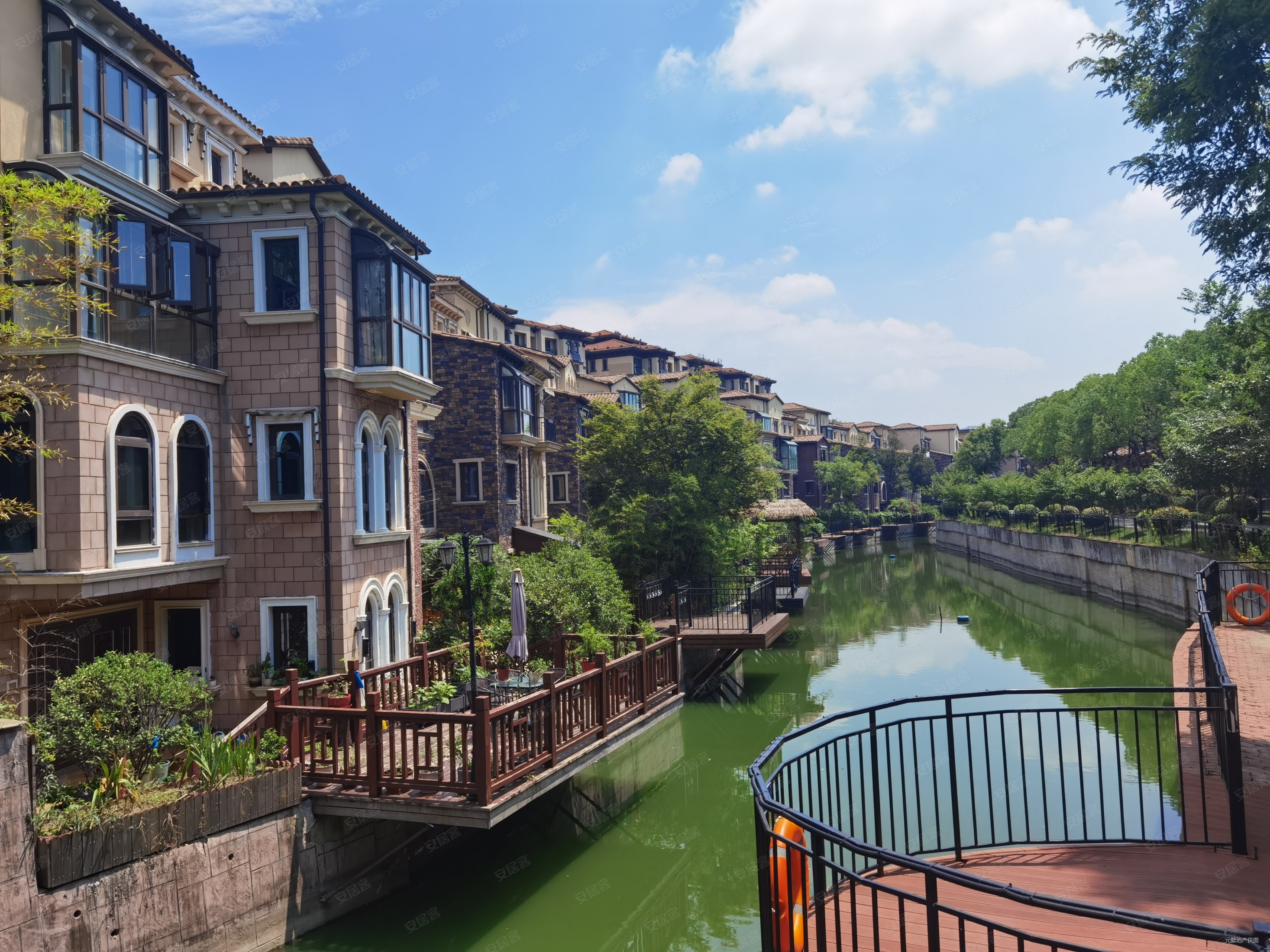 新年热推彩虹跑道龙湖滟澜山排超大南花园前面无遮挡