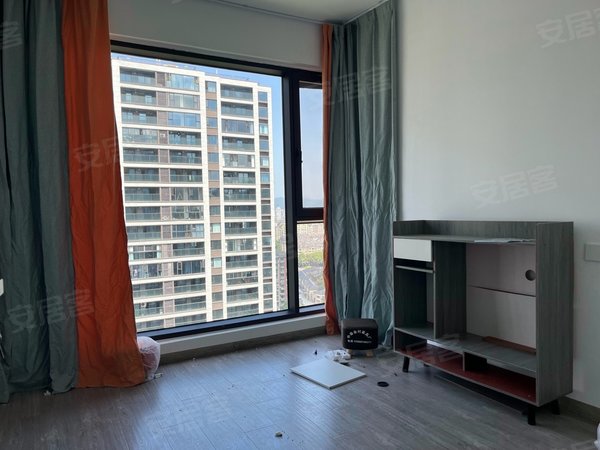 杭州临安临安城区宝龙融信新世邸临安新世邸小区,万马路边,拧包入住