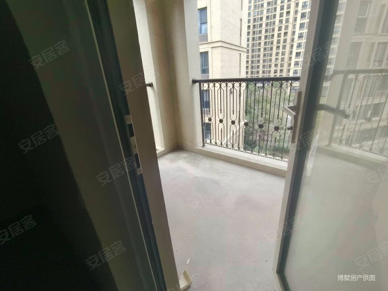 洋房小区 融创东方御园 全新毛坯 有车位 楼层好全天采光