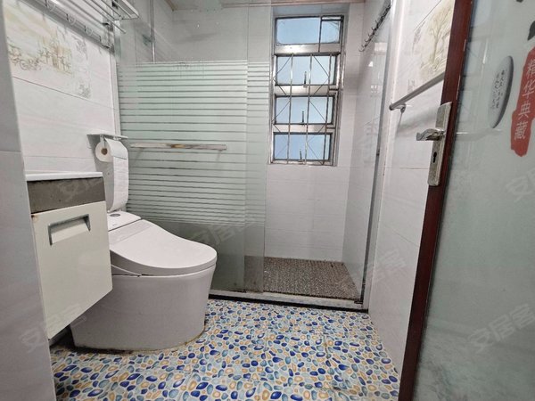 深圳宝安新安泰华大厦新上实拍泰华大厦电梯两房,通风采光好,诚意出租