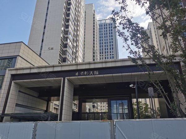 昆明官渡巫家坝保利天际花园整租押一付一近关上精装修带家具家电无