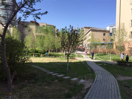 公交车站不足【生活配套】二期楼下就是华润万家超市 东面是澳龙广场