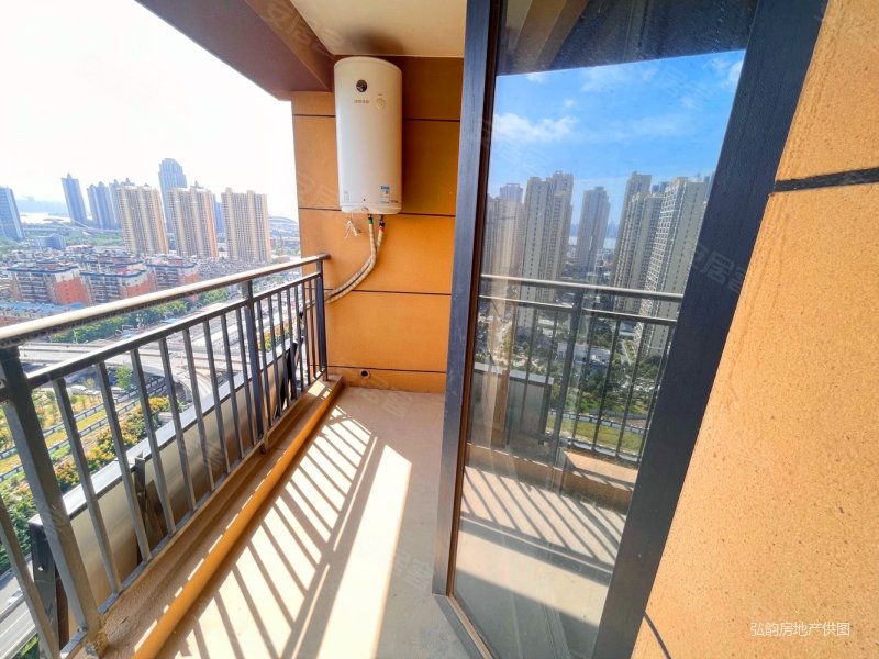 鹦鹉名邸 南北通透 方正双阳台户型 采光好 人车分流环境好