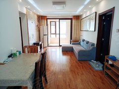 高速滨湖时代广场，精装2室，房东居家装修，押一付一，可短租。