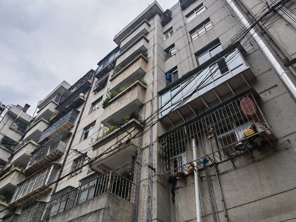 昆明西山金碧片区工人新村工人新村的小学对面一室带家具拧包入住出租