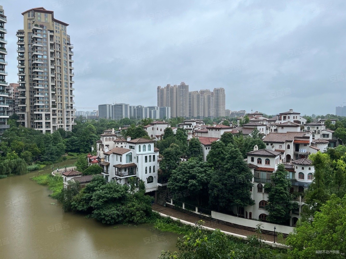 精装带车位三面采光户型好环境好生活方便麓山国际茵特拉肯