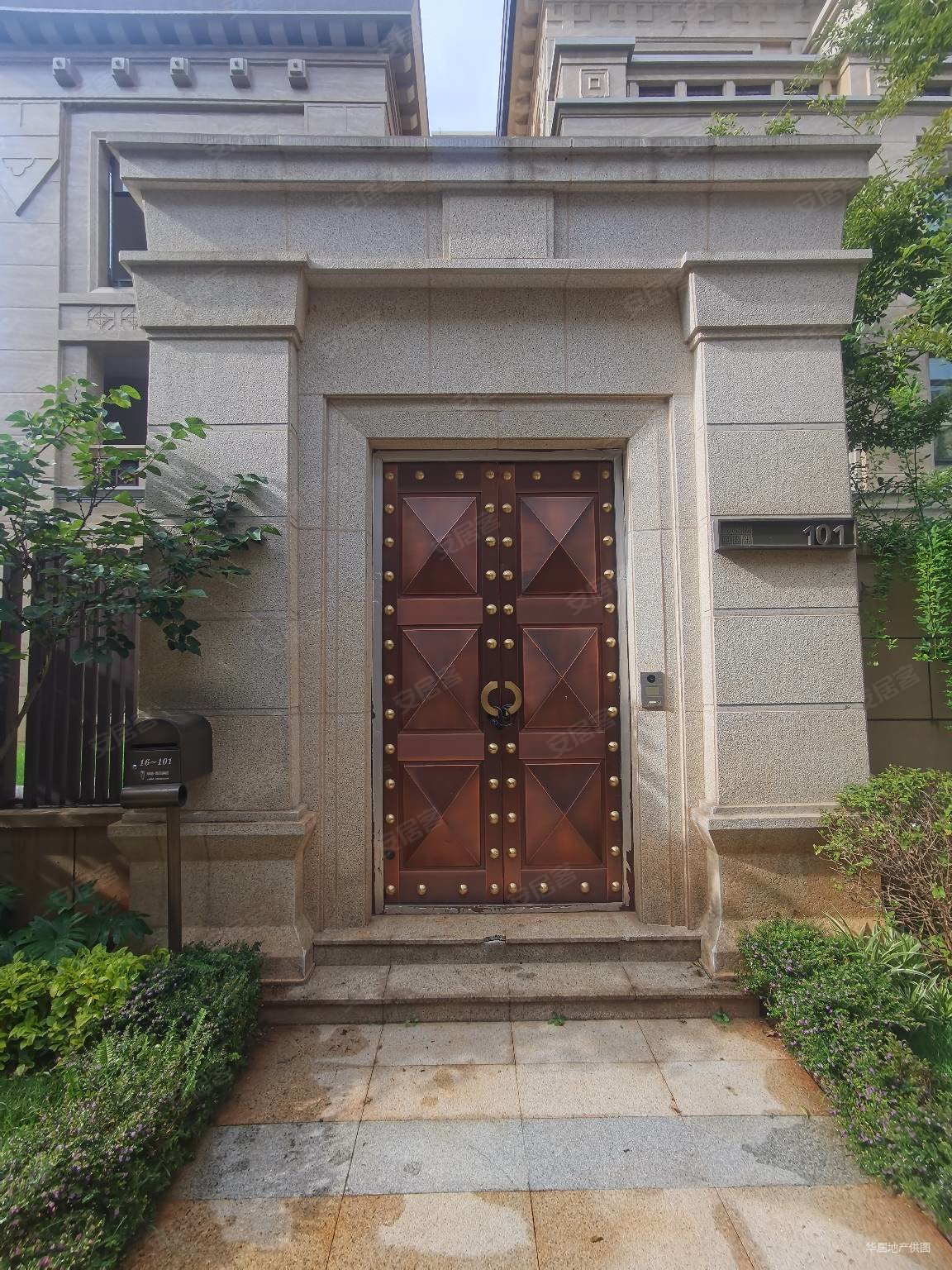 绿地海珀澜庭一期别墅53708平1300万4室3厅3卫