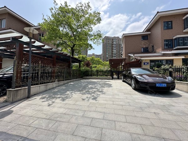 昆山周市镇卜蜂莲花花都艺墅(别墅)4,上新,连排,大花园,大露台,随时