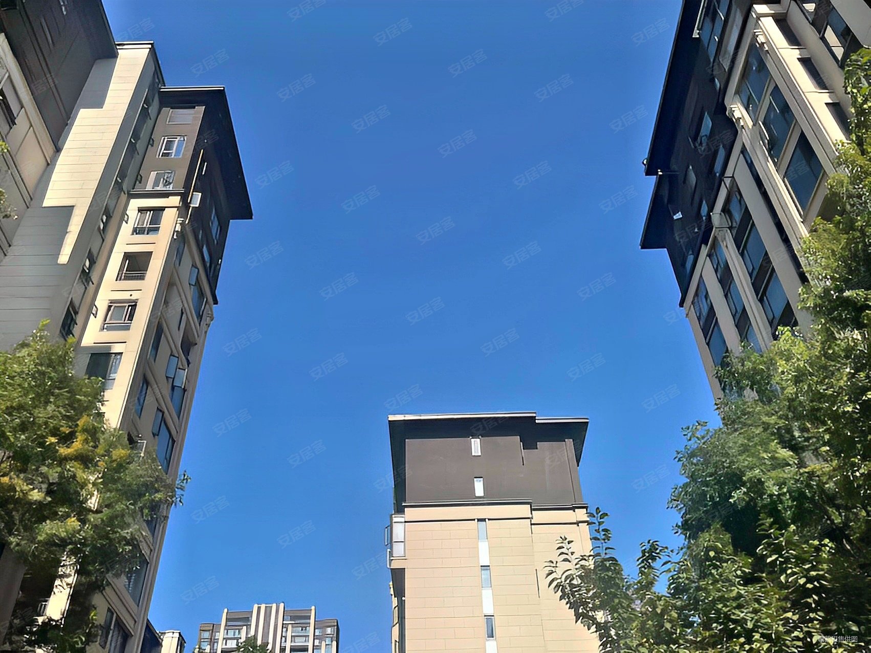 龙湖听蓝湾二期4室2厅2卫138.2㎡南北194万