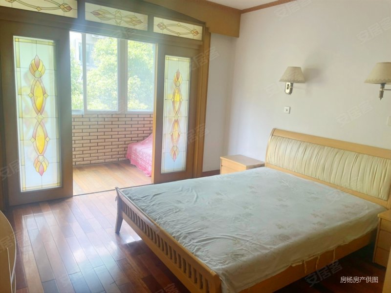 玄武湖解放门旁台城花园小区带电梯 三房两卫 环境好 好停车