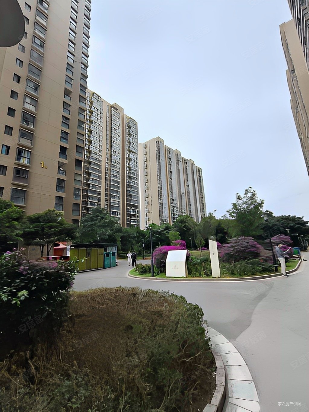 昆明市火车站旁边鑫都韵城电梯房精装修新小区环境