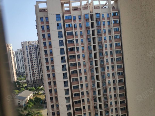 苏州吴中郭巷尹东八村(二区)该房在吴淞江路与尹南路交汇处.