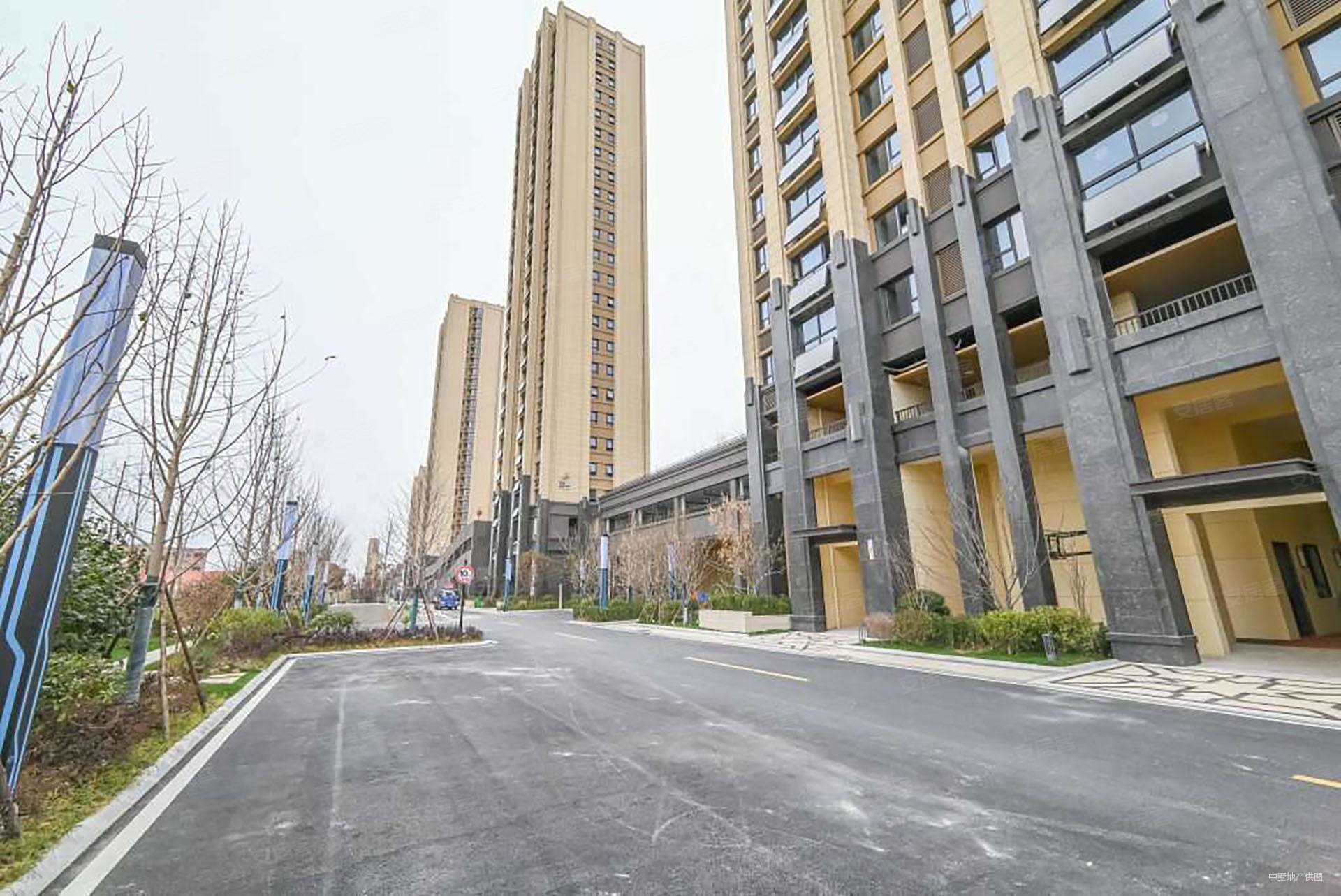 九联湖畔  电梯4房2卫  两梯两户  边户满2年  湖景房