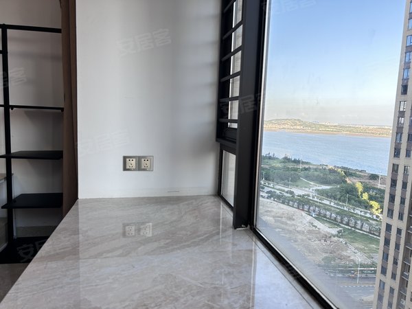 干净整洁大三房南北通透 上实海上海领海苑 海景房出租房源真实图片
