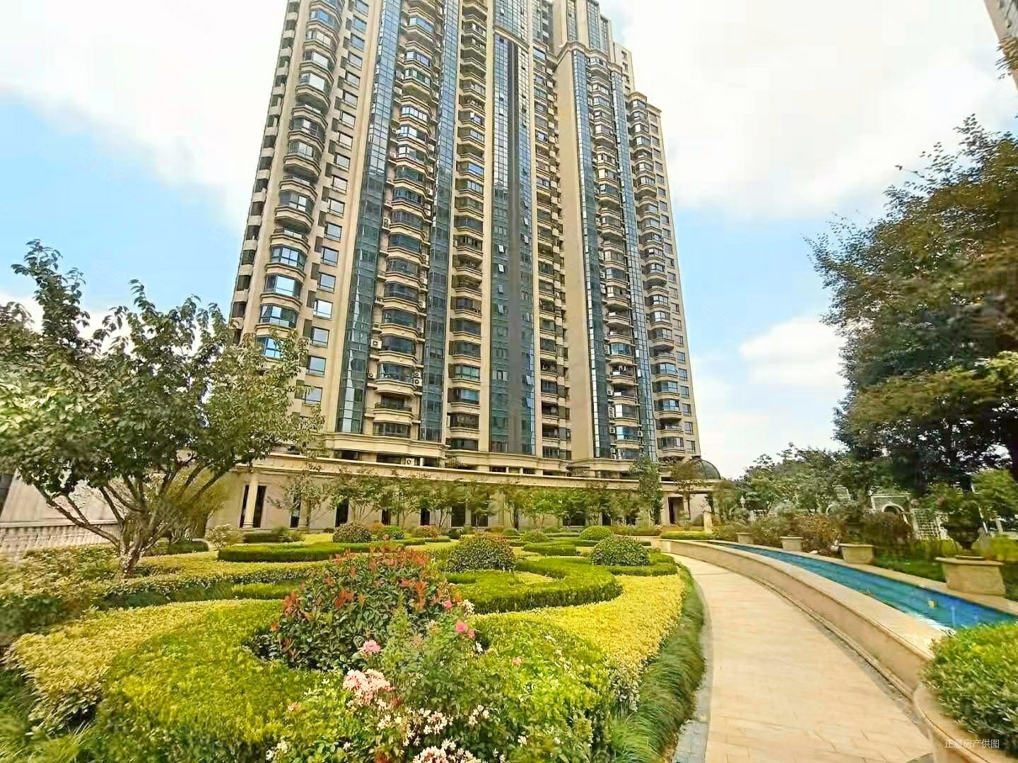 金鹰旁 弘辉首玺 400平复式 诚心出售 有钥匙看房随时!