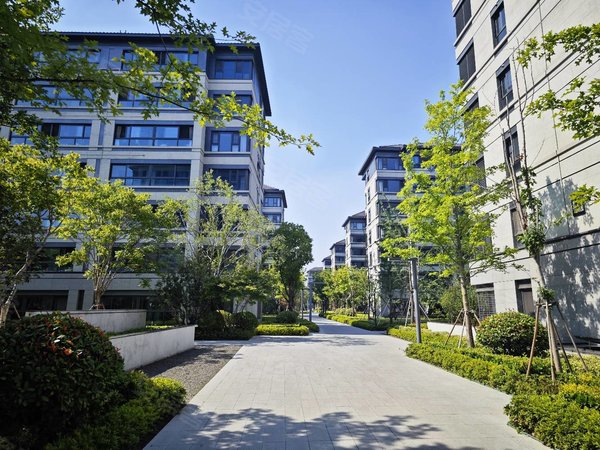 苏州虎丘虎丘城区山水樾澜庭(西区)新区实验一路之隔,大三房,看房有