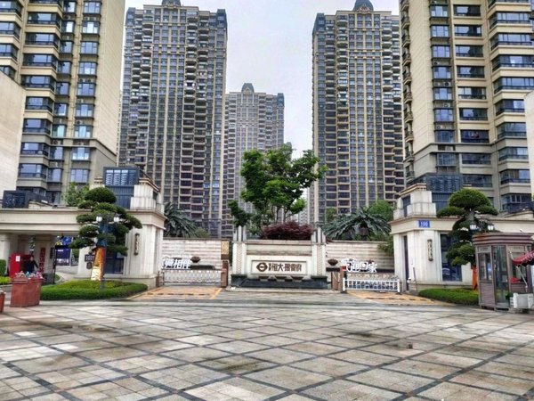 恒大珺睿府 市立医院对面 精装保养好 家电家具齐全 拎包入住