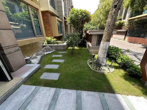 上海青浦赵巷臻水岸臻水岸新挂出豪装类独栋别墅,中空地暖都有,家具全