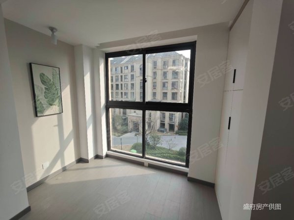 融创东方御园 近地铁 产权清晰 装修好 刚需小三居 房龄新