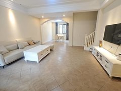 武汉江夏藏龙岛360平纳帕溪谷别墅小区环境好。房子亮堂通透，适合居住出租房源真实图片