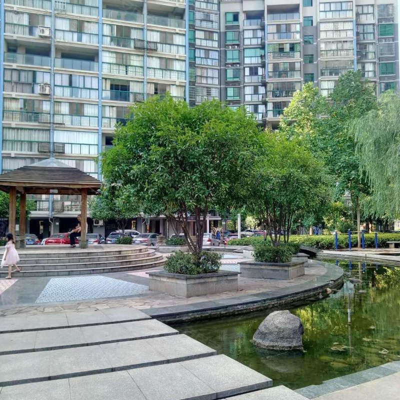 小区南门口就是衡州大道,贯穿衡阳东西,向东3公里到火车站,10公