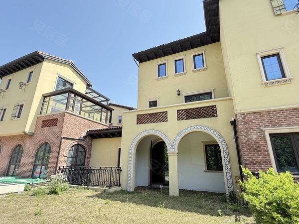 联排托斯卡纳风格 地上3层地下一层