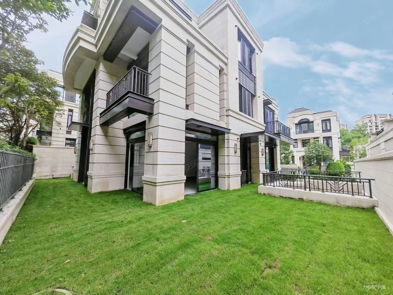 出则繁华入则宁静珠海市区近拱北口岸世外桃源大独栋华发山庄